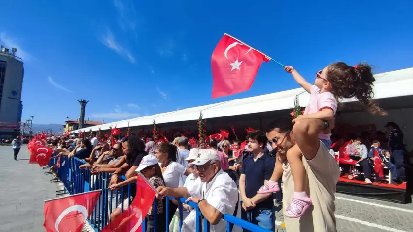 İzmir’in kurtuluşunun 104. yılı coşkuyla kutlandı haberinin görseli