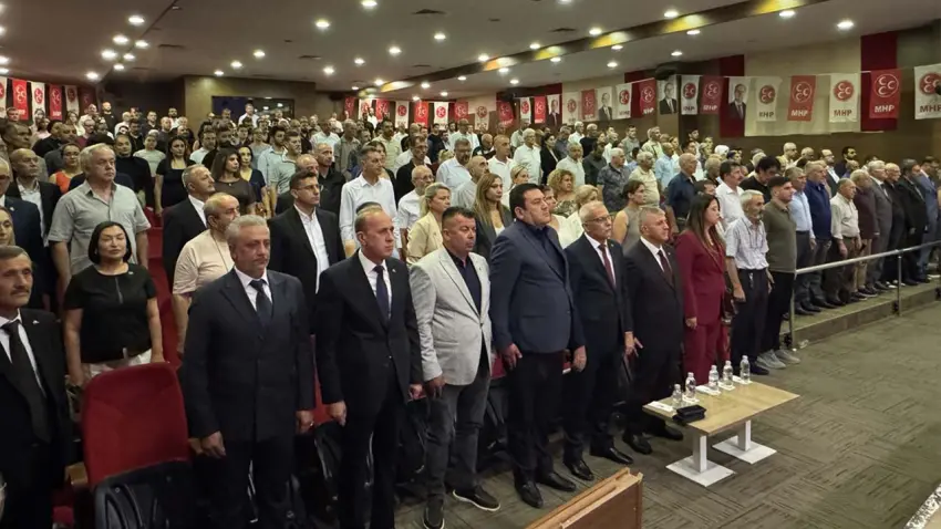 Karşıyaka’da MHP’ye 500 yeni üye: Rozetler törenle takıldı haberinin görseli