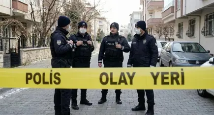 Salihli'de dehşet: Eşini ve kızını bıçakladı!