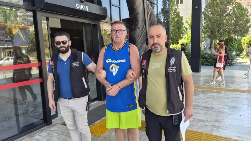 Türk Bayrağına tüküren İngiliz turist tutuklandı