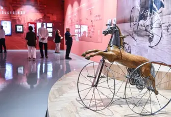 95. İzmir Enternasyonal Fuarı'nda kültür sanat rüzgarı: Nâzım Hikmet sergisi ziyaretçi akınına uğruyor!