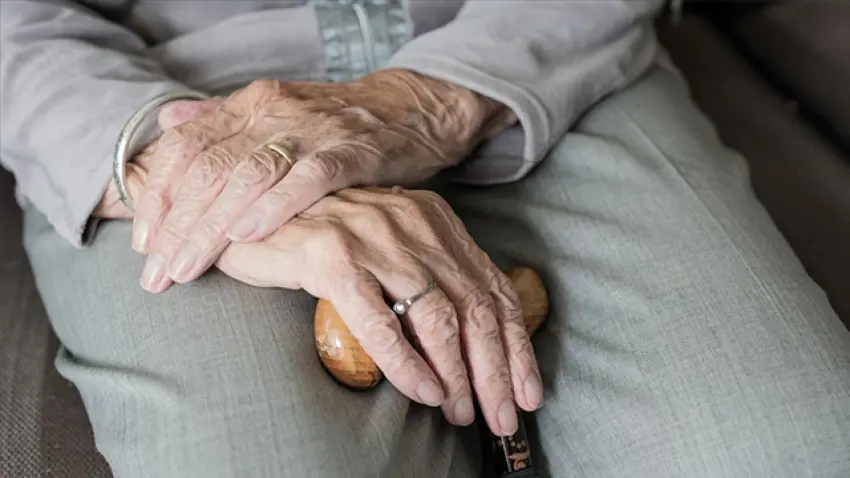 Emeklinin bir ayağı hastanede, bir ayağı eczanede haberinin görseli