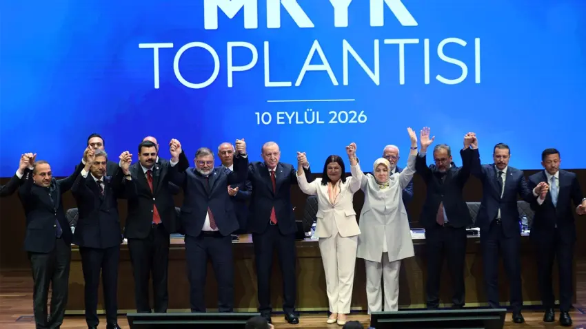 Foça Belediye Başkanı Saniye Bora Fıçı AK Parti’ye geçti: Rozetini Cumhurbaşkanı Erdoğan taktı haberinin görseli