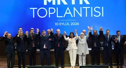 Foça Belediye Başkanı Saniye Bora Fıçı AK Parti’ye geçti: Rozetini Cumhurbaşkanı Erdoğan taktı