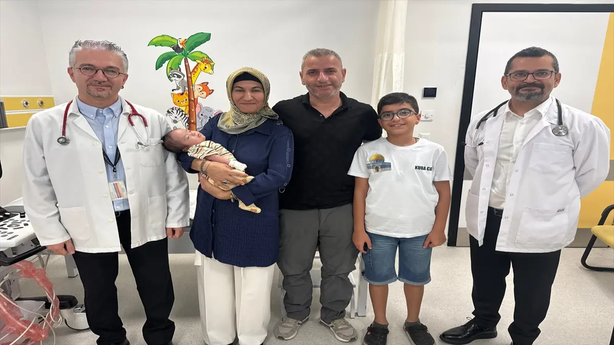 İzmir'de 16 günlük bebeğin kalbindeki delik kasıktan girilerek kapatıldı görseli