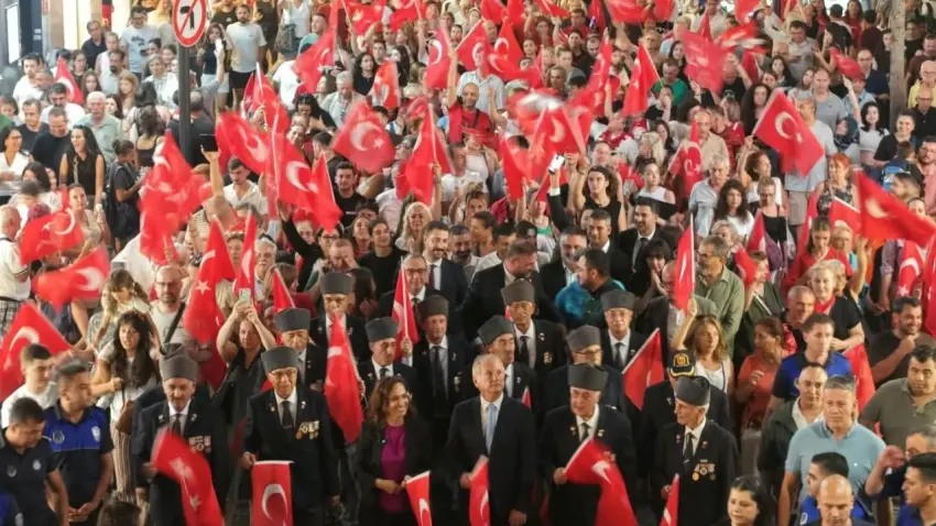 Karşıyaka’da 9 Eylül coşkusu: Binler fener alayında kırmızı beyaz oldu haberinin görseli