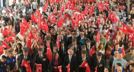 Karşıyaka’da 9 Eylül coşkusu: Binler fener alayında kırmızı beyaz oldu
