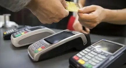 Kredi kartı kullananlara dikkat: Ödenen komisyonlar yasal faiziyle geri alınıyor!