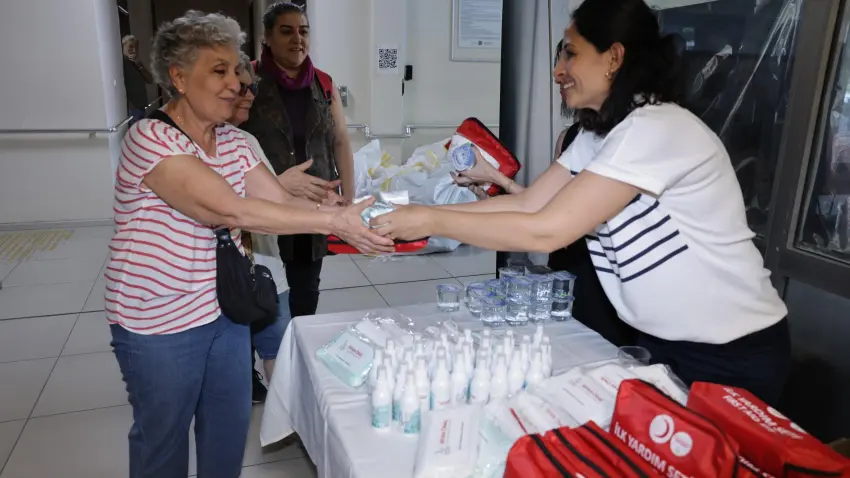 Bayraklı’da ilkyardım seferberliği: Hayat kurtaran bilgiler uygulamalı anlatıldı haberinin görseli