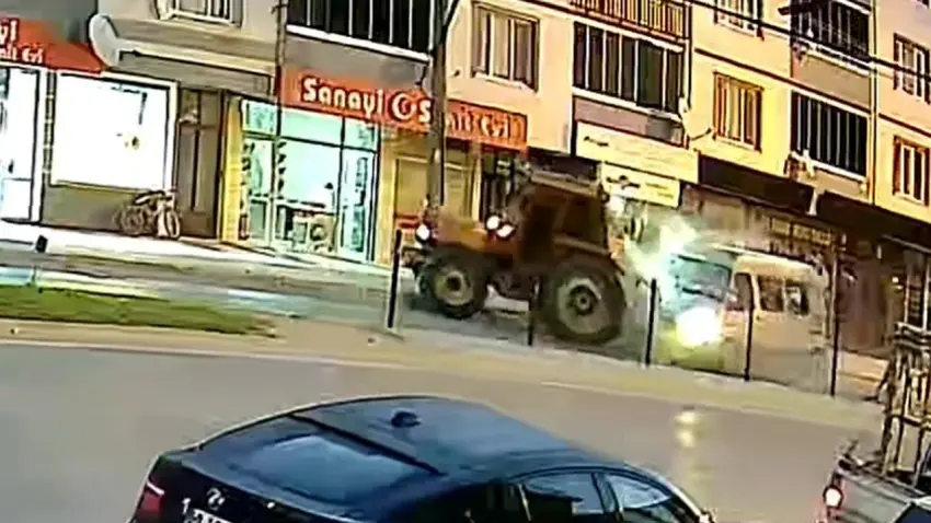 Bursa’da minibüs traktöre çarptı: 10 tarım işçisi yaralandı haberinin görseli