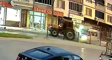 Bursa’da minibüs traktöre çarptı: 10 tarım işçisi yaralandı
