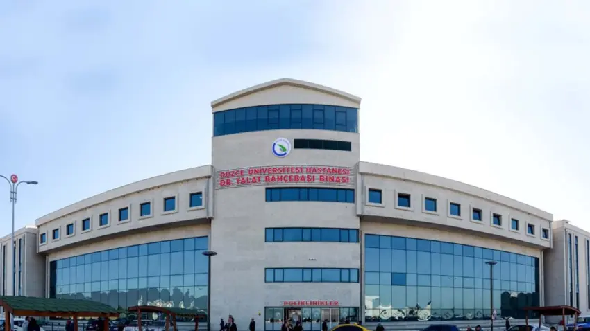 Düzce Üniversitesi Hastanesi'nde tepki çeken görüntü: Ekranda cinsel içerikli film oynatıldı! Hastaneden açıklama geldi haberinin görseli