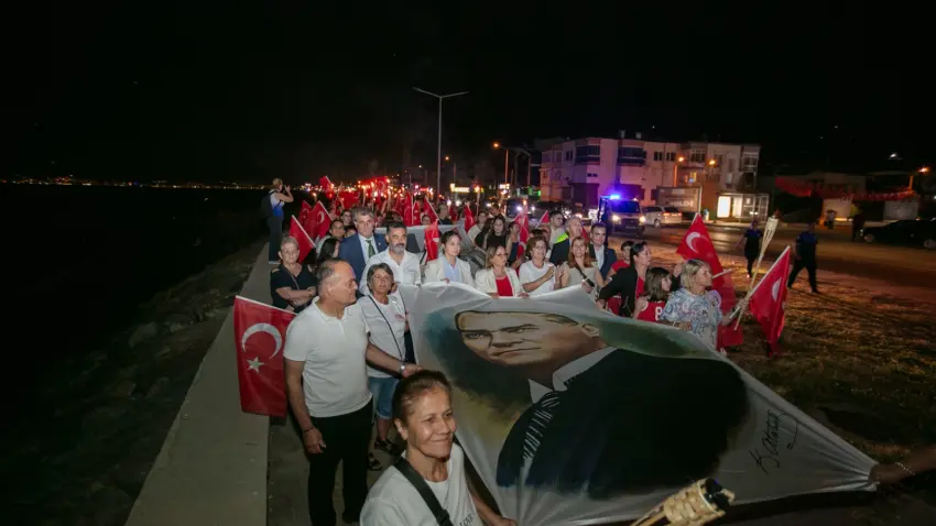 Güzelbahçe’de 104. yıl coşkusu sahile taştı haberinin görseli