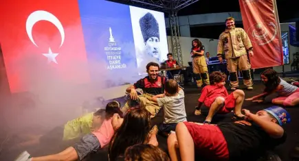 İtfaiyeciler bu kez sahnede: Çocuklara yangın ve deprem eğitimi