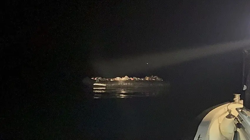İzmir’de düzensiz göçmen operasyonu: Çeşme ve Urla’da 53 kişi kurtarıldı haberinin görseli