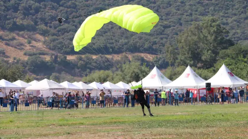 Selçuk’ta gökyüzü şenliği: THK Havacılık Festivali başladı haberinin görseli