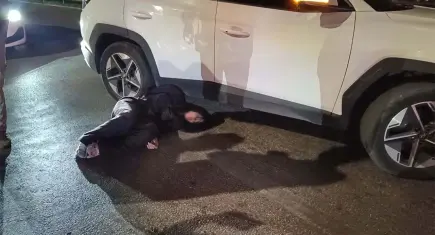 Ters yönde yakalandı, polise direndi: ‘Sanatçıyım’ diye bağırıp gazetecilere tükürdü