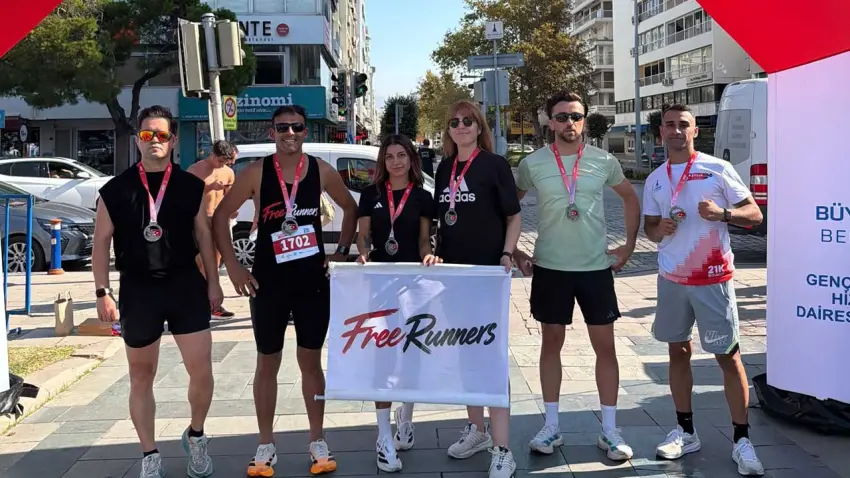 9 Eylül İzmir Yarı Maratonu'nda rekor coşku: Free Runners ekibi kurtuluş günü için koştu haberinin görseli