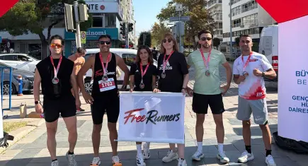 9 Eylül İzmir Yarı Maratonu'nda rekor coşku: Free Runners ekibi kurtuluş günü için koştu