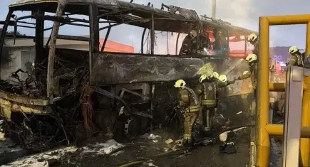 Bariyerlere çarpan yolcu otobüsünde büyük  yangın: 2 kişi öldü, 8 kişi yaralandı