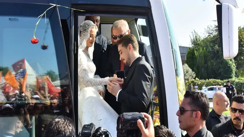 Düğünleri öncesi Cumhurbaşkanı Erdoğan’ı karşılamaya gittiler haberinin görseli