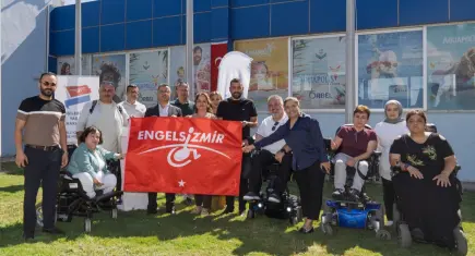 İzmir'de 100. Kırmızı Bayrak Torbalı havuzuna