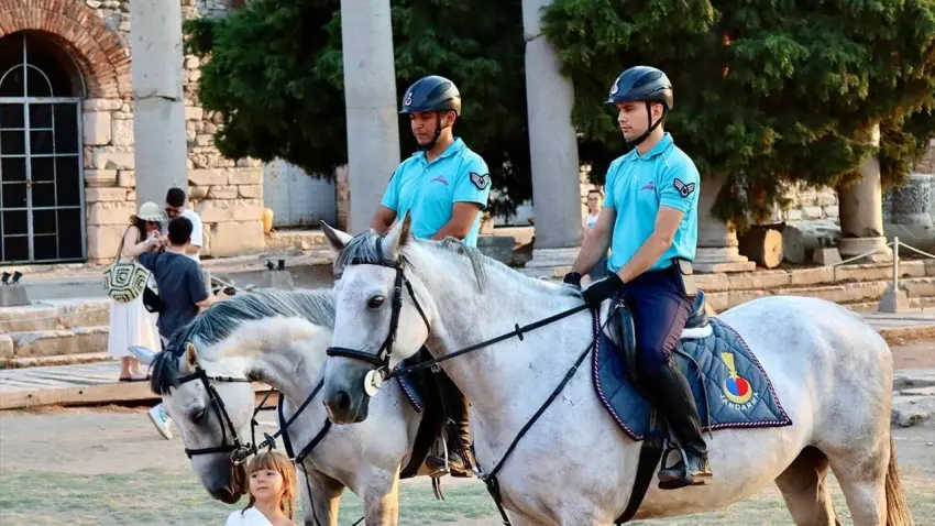İzmir’de 12 ilçede atlı jandarma devriyesi haberinin görseli