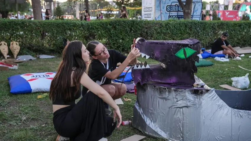 İzmir Fuarı’nda gençlerin yaratıcılığı karton teknelere dönüştü haberinin görseli