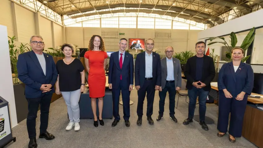 İzmir ve İngiltere arasında temiz enerji iş birliği gündemde haberinin görseli