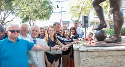Taçsız Kral Metin Oktay, Konak’ta heykeli önünde anıldı