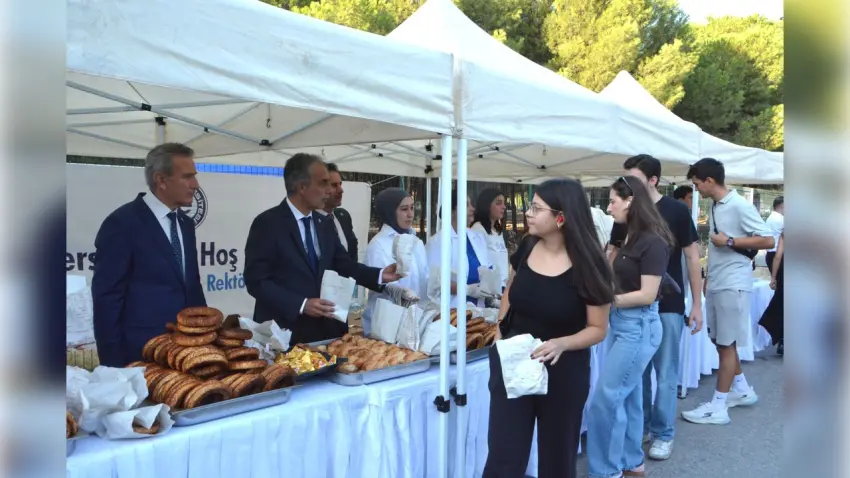 Egeli öğrencilere simit ve boyoz ikramı haberinin görseli