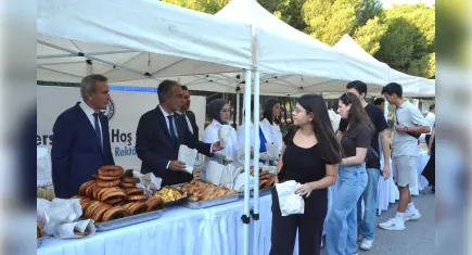 Egeli öğrencilere simit ve boyoz ikramı