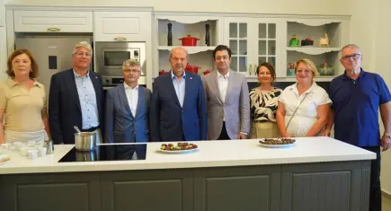 Ersin Tatar, EÜ Çeşme Turizm Fakültesi'ni ziyaret etti