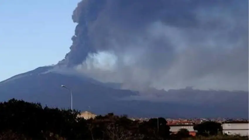 Etna Yanardağı kül püskürttü: Katanya Havalimanı uçuşlara kapatıldı haberinin görseli