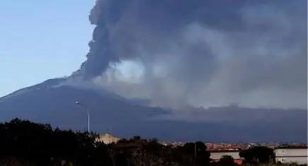 Etna Yanardağı kül püskürttü: Katanya Havalimanı uçuşlara kapatıldı