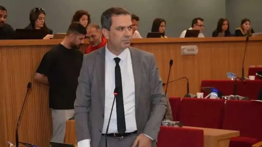 İzmir Büyükşehir Belediye meclisinde MHP’li Altınkeser istifa etti haberinin görseli