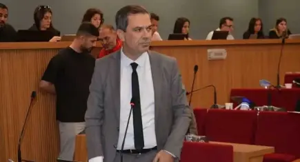 İzmir Büyükşehir Belediye meclisinde MHP’li Altınkeser istifa etti