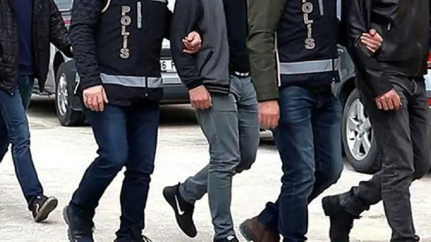 İzmir’de 45 kişi operasyonla gözaltına alındı haberinin görseli