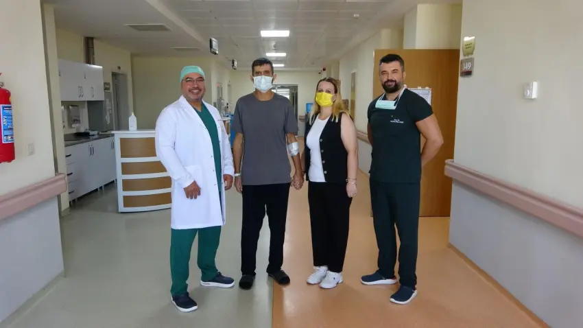 Kontrolsüz ağrı kesici böbreklerini iflas ettirdi: Eşinden gelen böbrekle hayata tutundu haberinin görseli