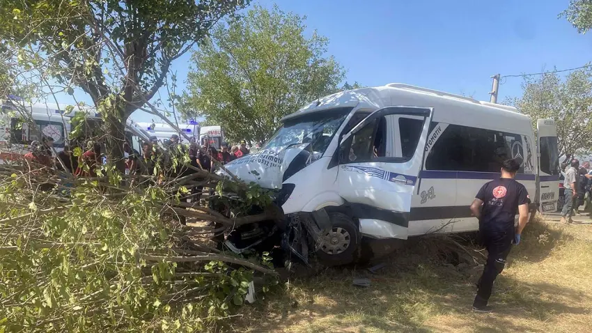 Tarım işçilerini taşıyan minibüs ağaca çarptı: 14 yaralı haberinin görseli
