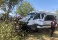 Tarım işçilerini taşıyan minibüs ağaca çarptı: 14 yaralı