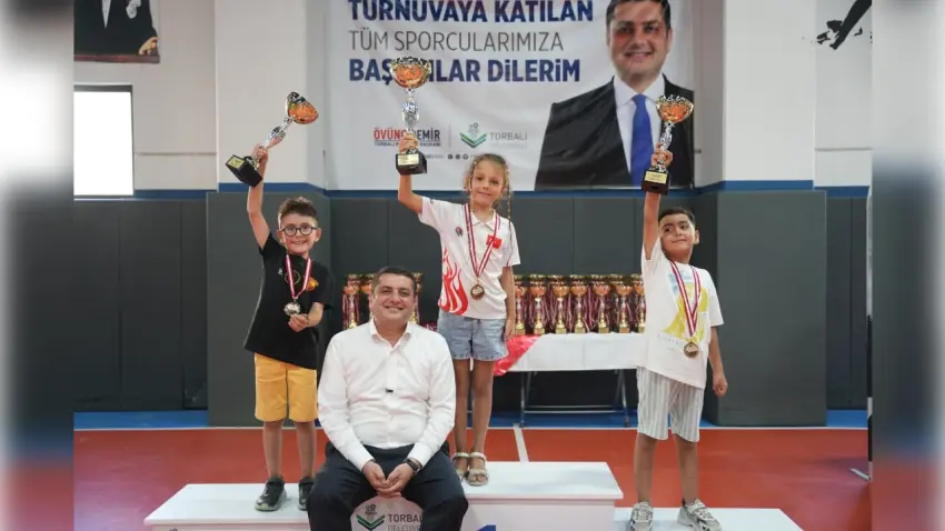Torbalı’nın kurtuluş yıldönümünde 260 çocuk satranç başında yarıştı haberinin görseli