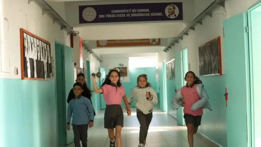 Yeni eğitim öğretim yılının ilk zili çaldı: 17 milyon öğrenci ders başı yaptı haberinin görseli