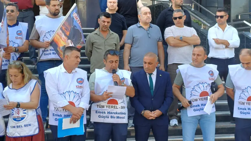 Buca’da memurlar iş bıraktı: Sadaka değil emeklerimizin karşılığını istiyoruz haberinin görseli