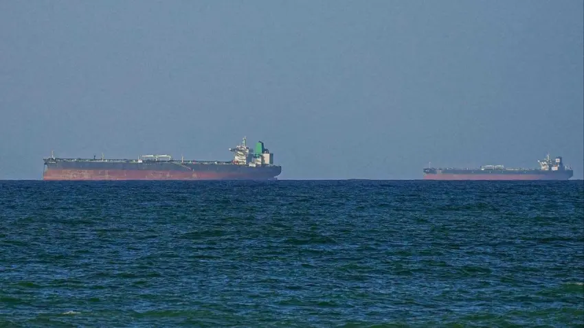 Hürmüz Boğazı’nda süper tanker mayına çarptı: Yangın çıktı haberinin görseli