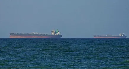 Hürmüz Boğazı’nda süper tanker mayına çarptı: Yangın çıktı