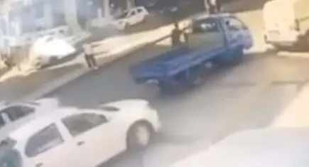 İzmir'de kamyonetin kapısı bisikletliye çarptı: 3 çocuk babası yaşam mücadelesi veriyor