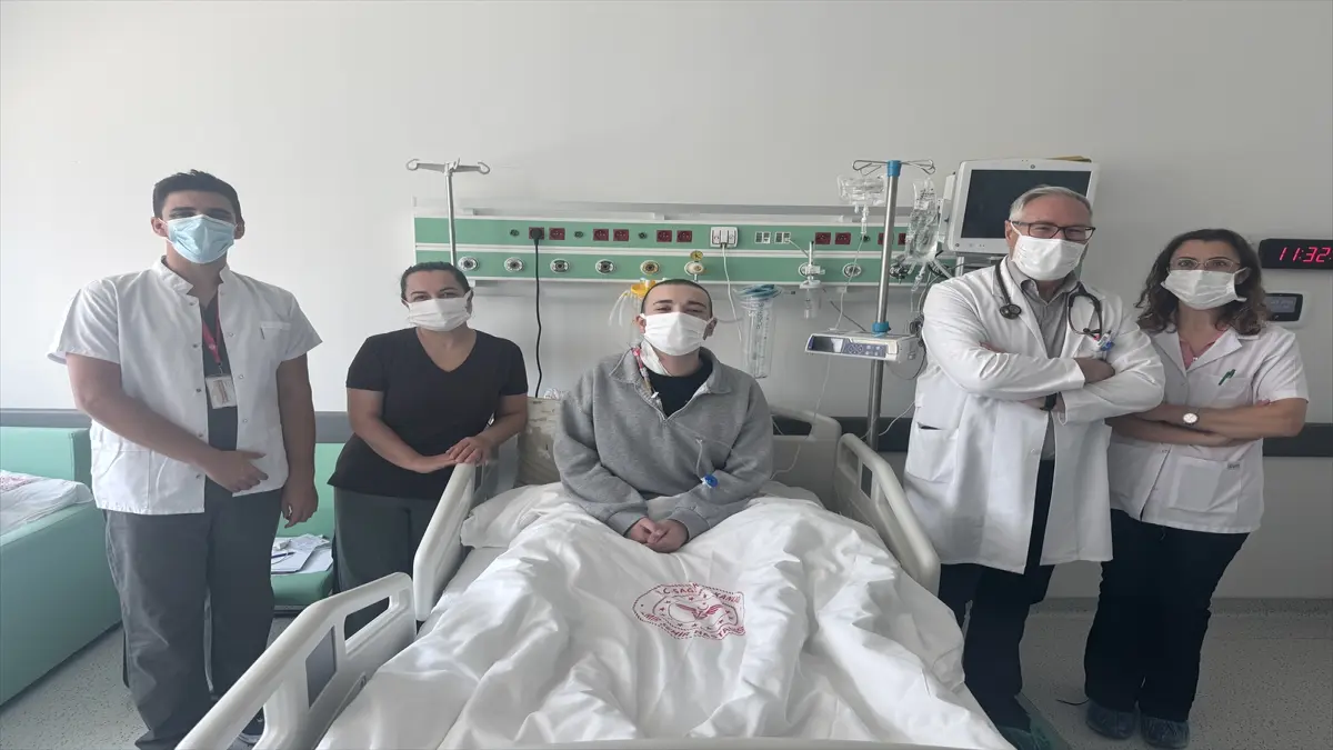 16 yaşındaki Defne, lösemili ağabeyine kemik iliği bağışladı görseli