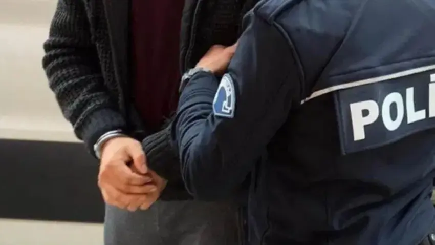 Adana'da 30 yıl hapis cezasıyla aranan firari hükümlü saklandığı evde yakalandı haberinin görseli