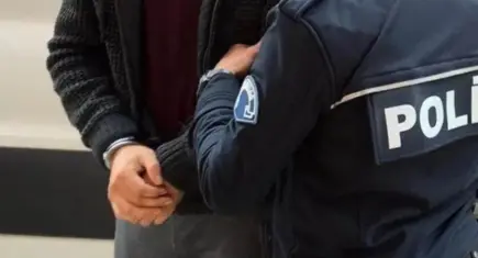 Adana'da 30 yıl hapis cezasıyla aranan firari hükümlü saklandığı evde yakalandı
